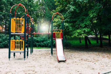 Şehir parkında kayıyor ve sallanıyor.