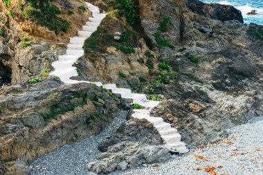 Sahildeki kayalık kayalıklarda taş merdivenler