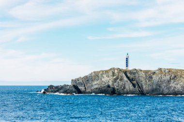 Atlantik kıyısındaki kayalık kayalıklarda deniz feneri