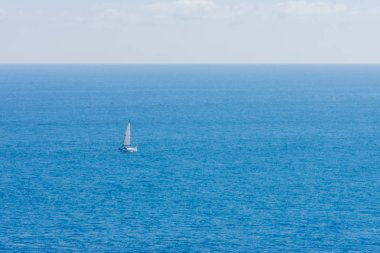 Yelkenli, güneşli bir günde Atlantik Okyanusu 'nda yelken açıyor.