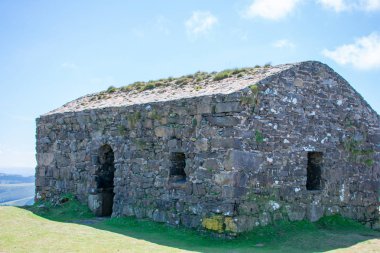 Tepedeki eski terk edilmiş taş ev.