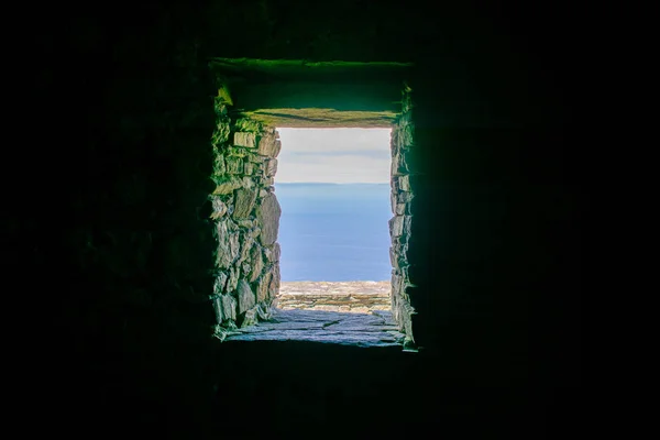 Widok na ocean poprzez sprzedaż kamiennych domów — Zdjęcie stockowe