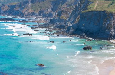 Güneşli bir günde Atlantik Okyanusu kıyısındaki kayalıklar