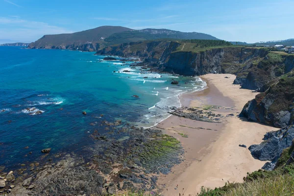 Spiaggia di sabbia bianca sotto la scogliera vicino all'oceano — Foto Stock