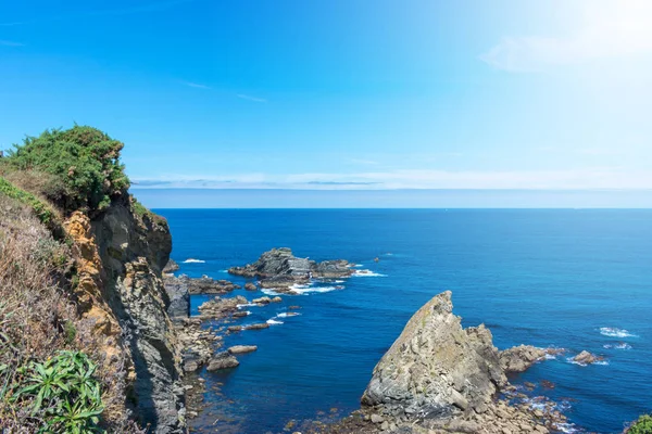 Cliffs by the atlantic ocean on sunny day — Stock Photo, Image