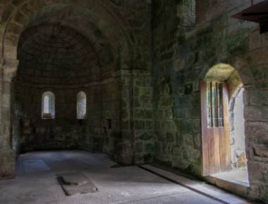 Fragas do Eume manastırının kubbeli kilisesinin içinde.