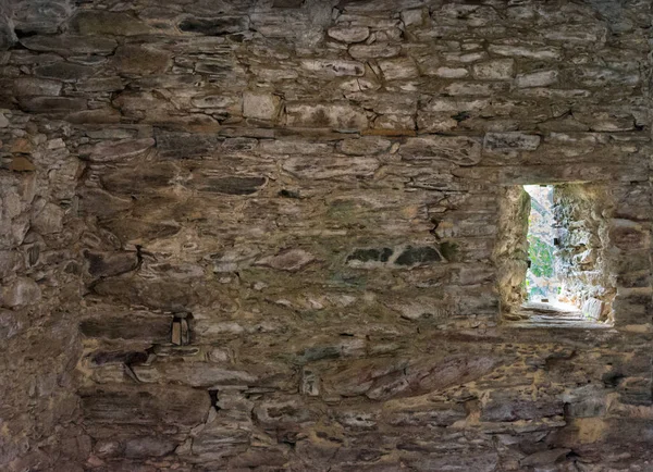 Kamienne wnętrze ściany z bocznym oknem — Zdjęcie stockowe