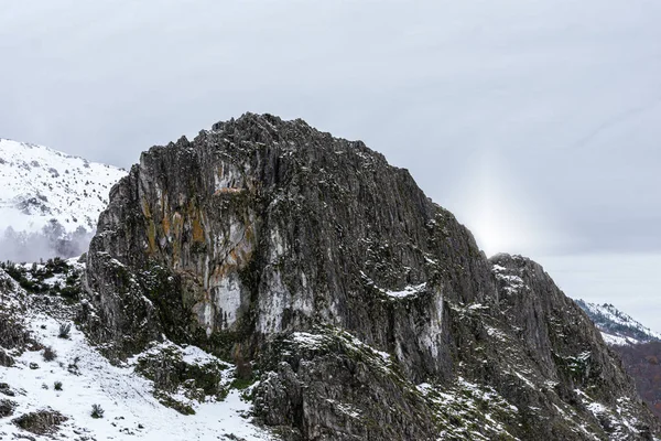 Rocha preta e vertical na montanha nevada — Fotografia de Stock