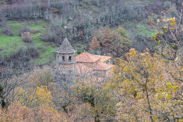 Kyrka helgedom av velilla i det leonese berget — Stockfoto