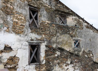 Lugo 'da harabe halindeki eski yüzüncü ev.