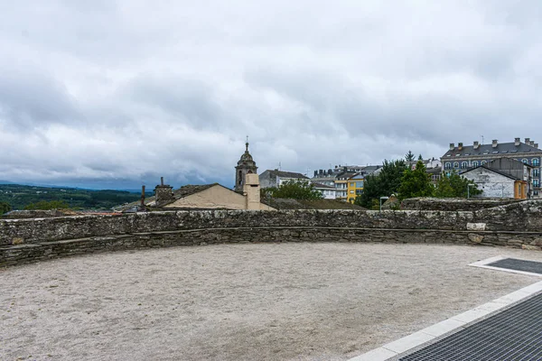 Vista de la ciudad de Lugo desde el muro romano — Foto de Stock