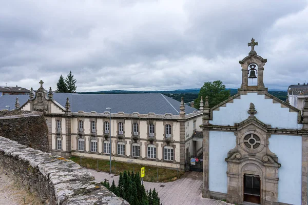 Vista de la iglesia y el edificio histórico en Lugo — Foto de Stock