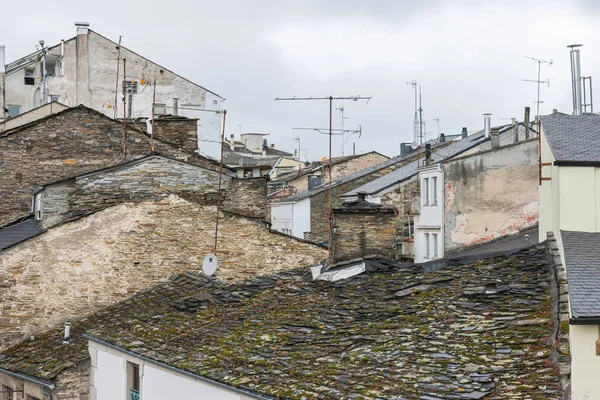 Vista elevada de los tejados de casas antiguas en la ciudad de Lugo — Foto de Stock