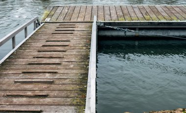 ahşap yüzen rıhtım yolu suyun üzerinde