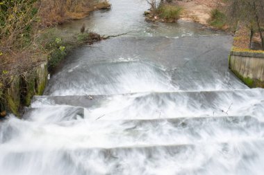 İpek efektli nehir ağzında şelale
