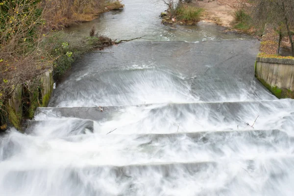 Cascade à l'embouchure de la rivière avec effet soie — Photo