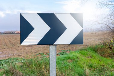 İlçe yolunda viraj olduğunu gösteren trafik ışığı