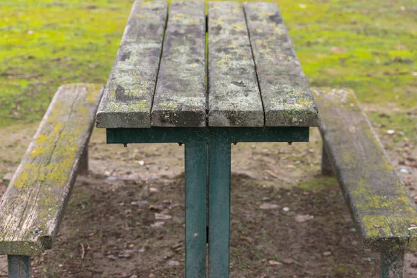 Tisch und Bank aus Holz weit verbreitet auf der Straße — Stockfoto