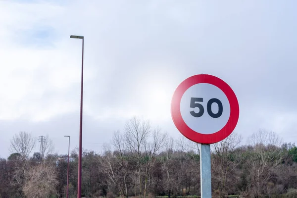 Hız sınırı trafik ışığı saatte 50 km.