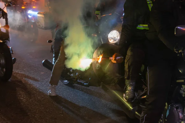 Éjszakai motoros felvonulás fáklyákkal a ködben — Stock Fotó