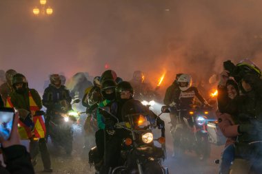 Valladolid, İspanya - 11 Ocak 2020: Penguenlerle motosiklet buluşmasında meşale geçidi