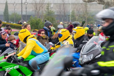 Valladolid, İspanya - 11 Ocak 2020: penguenlerle tanışmak için motosiklet geçidi