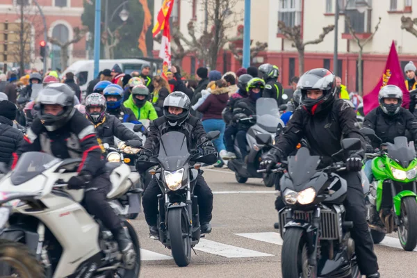 Валладолід, Іспанія - 11 січня 2020: мотоциклетний парад на зустрічі з пінгвінами. — стокове фото