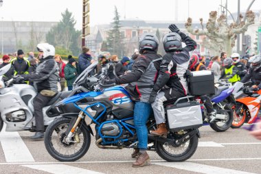 Valladolid, İspanya - 11 Ocak 2020: motosikletliler penguen geçidine el sallıyor