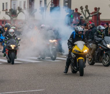 Valladolid, İspanya - 11 Ocak 2020: Penguen geçit törenindeki egzoz borularından duman çıkaran motosikletçi
