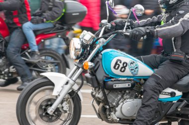 Valladolid, İspanya - 11 Ocak 2020: Penguen geçit töreninde helikopter motosikleti