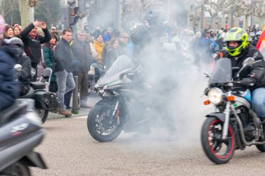 Valladolid, İspanya - 11 Ocak 2020: Motosikletli penguen geçidinde yanan tekerlek