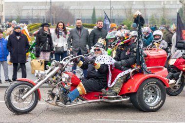 Valladolid, İspanya - 11 Ocak 2020: Kral Sihirbaz Melchor, Gaspar, Baltasar motosiklet üzerinde motosiklet yürüyüşü