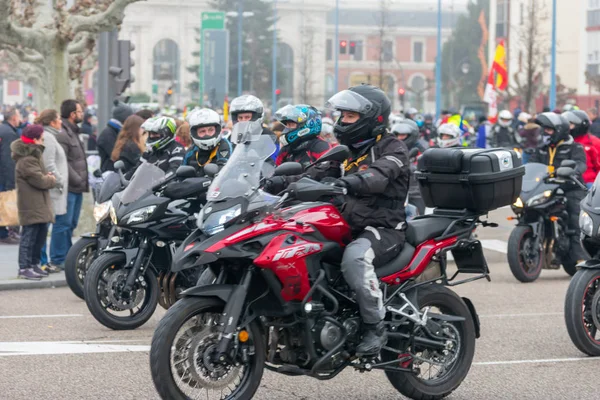 Valladolid, İspanya - 11 Ocak 2020: motosikletliler geçit töreninde