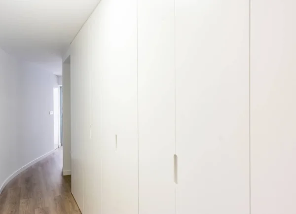 Білий прикрашений коридор до офісного входу — стокове фото