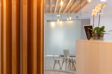 Ahşap yapının üzerinde ışık ağacı var.