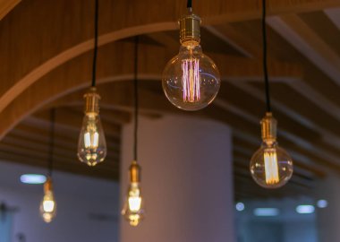 Ahşap yapının üzerinde ışık ağacı var.