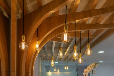 Ahşap yapının üzerinde ışık ağacı var.