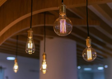 Ahşap yapının üzerinde ışık ağacı var.