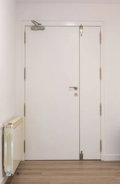 Автоматическая белая дверь закрыта изнутри — стоковое фото