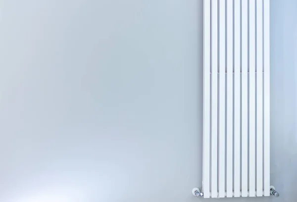 Witte radiator op grijze muur op kantoor — Stockfoto