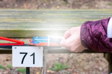 Sporcu, dağ yarışı kontrol noktasına giriş yapıyor.