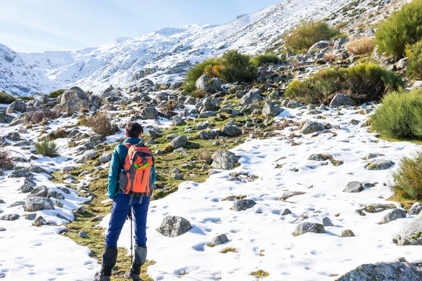 Horolezec žena chůze v zasněžené hoře — Stock fotografie