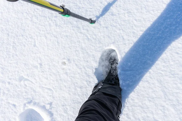 Hegymászó lába elsüllyedt a szűz hóban — Stock Fotó
