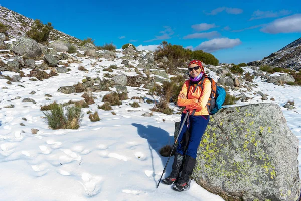在雪山散步的登山者妇女 — 图库照片