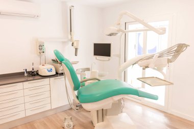 Tıp kliniğinde boş bir dişçi sandalyesi.
