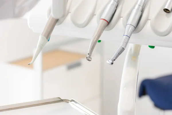 Tıbbi klinikteki dişçi aletlerinin ayrıntıları