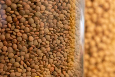 Mutfakta cam kavanozlarda baklagiller var.