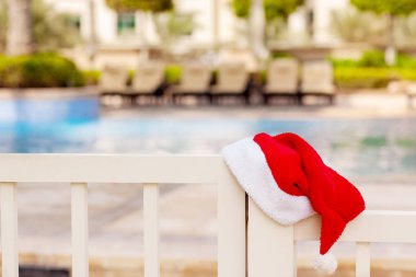 Noel Baba şapkası havuzun yanında. Noel tatili kavramı.