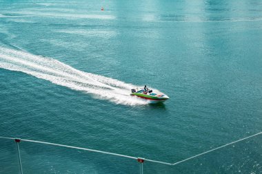 Dubai, Uae, Nisan 2019 mavi denizde yelkenli yat. Yukarıdan görüntüle