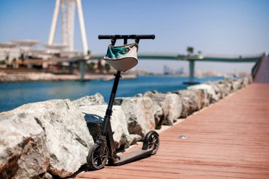 Dubai, Uae, Nisan 2019 Dubai 'deki Blue Waters adasının arka planında elektrikli scooter